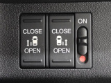 両側がパワースライドドアになっており、運転席のスイッチやスマートキーのボタンからでも開閉が可能です!狭い駐車場でのお子様の乗り降りに便利です!