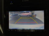 後方確認はお任せ! リアカメラ装備でバック駐車をサポートします。