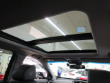 遮熱・UVカット機能付きガラスを使用したガラスルーフです。太陽光を取り入れて車内を明るくすることができます。