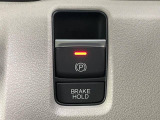 【電動パーキングブレーキ】パーキングブレーキは便利な電動式!ボタン一つで操作でき、アクセルを踏めば自動で解除されます♪レバーやペダルが無いので運転席廻りもすっきりしますね♪