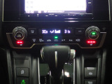 運転席・助手席それぞれで温度調節が可能な、プラズマクラスター技術搭載「左右独立温度コントロール式フルオート・エアコンディショナー」。冬場に役に立つ「前両席シートヒーター」も装備!。
