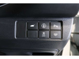 パワーテールゲートの開閉、横滑りを防ぐVSA等のスイッチ類は運転席の右側、手の届きやすい位置にあります。