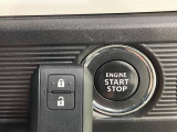 【キーレススタートシステム】カバンやポケットに入れたままでもドアの施錠・解錠が可能なスマートキーを装備。エンジンのオン・オフ時もカギを取り出す必要が無いからとっても便利です♪