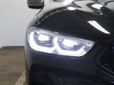 BMWレーザーライト。従来のLEDヘッドライトの約2倍に相当する最長650mまでの距離を照射。夜間の視認性を飛躍的に高め安全性を向上させています。