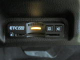 ビルトインタイプのETC車載器。クルマのインテリアと一体化。ETC車載器で料金所で停まることもなく、小銭の用意もなく、キャッシュレスでスピーディーに料金所を通過できます。