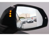 ●アウディサイドアシスト『後方の死角を並走する車両を検知しドアミラーの内側のLEDが点灯。ドライバーに注意を促し事故を未然に防ぐシステムです。』