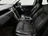 フロントシートはホールド感と快適性を兼ね備えています。