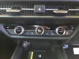 エアコンは運転席・助手席、それぞれで温度調節が可能です。