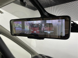 【インテリジェントルームミラー】乗員、ヘッドレスト、積載物などでさえぎられがちなルームミラーの後方視界をクリアに保ちます。車室内の状況にかかわらず、車両後方にあるカメラの画像をミラーに映し出します。