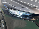 【アダプティブLEDヘッド】光検出用カメラで先行車や対向車に光が当たる部分だけを自動的に遮光。ハイビームを保持したまま走行できる頻度を高めて、夜間の優れた視認性を確保します。