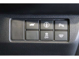パワーテールゲートの開閉、横滑りを防ぐVSA等のスイッチ類は運転席の右側、手の届きやすい位置にあります。