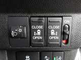 【両側パワースライドドア】です。リモコンや運転席のスイッチ操作で楽々自動開閉。