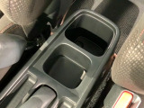 運転席、助手席間には小物入れとカップホルダーがあります。