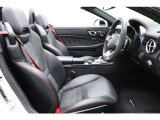 黒を基調としたハーフレザー素材に、赤のステッチ、シートベルトが採用された、スタイリッシュなシートとなっております。