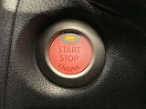 キーをポケットに入れたまま、ブレーキを踏んでボタンをプッシュするだけでエンジンの始動がおこなえます