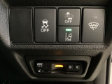 Hondaセンシング用の、VSA(ABS+TCS+横滑り抑制)解除とレーンキープアシストシステムのメインスイッチなどはハンドルの右側に装備しています。その下にETCがついています。