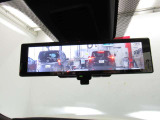 スマートルームミラーも付いています。後方ピラーや荷物、後席に同乗している方や曇りなど視界が遮られた場合でも後方カメラからの映像で安全確認をすることができます。
