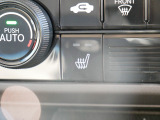 【助手席シートヒーター】 雨の日などの冷えた車内でも、シートから冷えた体をじんわりと暖めてくれます。
