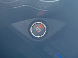 【電動パーキングブレーキ】パーキングブレーキは便利な電動式です。ボタン一つで操作ができアクセルを踏めば自動で解除されます。ペダルが無いので運転席の足廻りがすっきりしています。