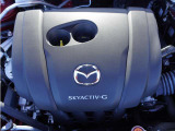 洗練のドライブフィールを発揮する直噴ガソリンエンジンSKYACTIV-G 2.0にマイルドハイブリッドシステムを組み合わせた「e-SKYACTIV G」エンジンです。