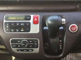 シフトレバーはインパネにあります。エアコンはオートエアコン☆一年を通して快適な車内空間を演出します♪ディスプレイオーディオの操作スイッチ類もあります。