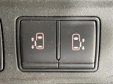 【両側電動スライドドア】ボタン一つで楽々乗り降り出来ます。両手に荷物を抱えていてもボタンを押せば開きます。とっても便利な人気装備です!