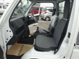 助手席に車検証専用のボックスが付いてますので、グローブボックスが広く使えます。