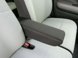 座り心地をより快適にする、フロントシートアームレストを装備しています。