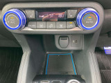すっきりした運転席周りにはナビやエアコンの操作パネルを設置しております。