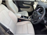 フロントシートにはシートヒーターがあり、ハンドルヒーターも備えています。電動のランバーサポートやクッションエクステンションを使えばお好みの着座姿勢に調整が可能です。