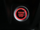 エンジンの始動はブレーキを踏みながらスイッチを押すだけで簡単に行えます。