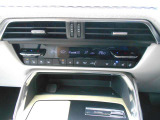 運転席側と助手席側で設定温度を変えられるデュアルモードのオートエアコンです。