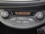 オートエアコンなので好きな温度を設定することで車内をいつでも快適に保てます。