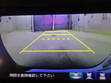 【リヤカメラ】シフトレバーをバックに入れるだけで後方視界の確認ができます。雨天・夜間もはっきり確認でき車庫入れも安心です。