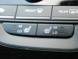【運転席・助手席シートヒーター】 雨の日などの冷えた車内でも、シートから冷えた体をじんわりと暖めてくれます。