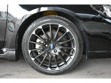 ブラックセレクション専用純正18インチアルミホイール付タイヤサイズは225/45R18です。