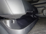 後席の足元には濡れた傘や汚れてしまった靴などを収納できるトレーがあります。