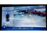 【360度カメラ】リバースに連動して車両後方の映像と360度カメラで映した車両周辺の映像をディスプレイに表示します。歪みの少ないカメラと、鮮明な画像で後退時の運転操作をサポートします。