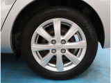 【タイヤ・ホイール】タイヤサイズ175/65R15の純正アルミホイールです。タイヤ溝は約7mmになります。