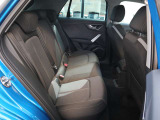 後席を同セグメントの車ではゆったりとした空間を確保。