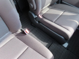 【後部座席】キャプテンシートタイプは真ん中がウォークスルーになっているので、トランク側まで簡単にアクセスできます。