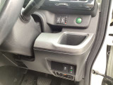 ETCカードはステアリングの右下に挿入できます。運転席に座ったままスライドドアを開閉できるので便利です。