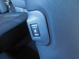 全席ヒーター付きシート エアコンよりも素早く、体を芯まで温めてくれます。前席と後席はそれぞれ独立して操作でき、ハイとローの切替も可能です。