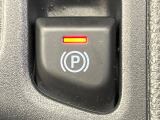 【電動パーキングブレーキ】パーキングブレーキは便利な電動式!ボタン一つで操作でき、アクセルを踏めば自動で解除されます