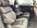 セカンドシートは、キャプテンシートを採用することで、ゆったりとしたスペースを確保しています。キャプテンシートは左右独立してスライドやリクライニングが可能なので、乗員の好みに合わせて座席を調整できます。