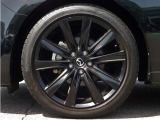 スポーティなブラック塗装の大径19インチ純正アルミホイール。タイヤサイズは225/45R19