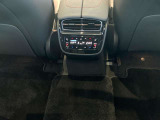 ◆クライメートコントロール(左右独立調整)◆運転席・助手席で独立して温度設定が可能。室温や外気温に応じて、設定した温度と風量を自動的に調整。後席中央にも送風口あり。