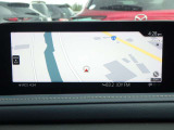 ナビSD装備。自車の現在位置をより高精度に地図画面に表示します。また、3Dジャイロセンサーを搭載し、的確なルートを表示します。さらに、高速道路上での逆走通知機能も採用しています。