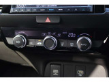 ダイヤルを回して細かい温度調節が出来るフルオートエアコンを装備!車内を快適にします。