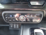 オートエアコンは操作が楽々♪フロント左右シートヒーターも装備しています。USBジャック付きです。